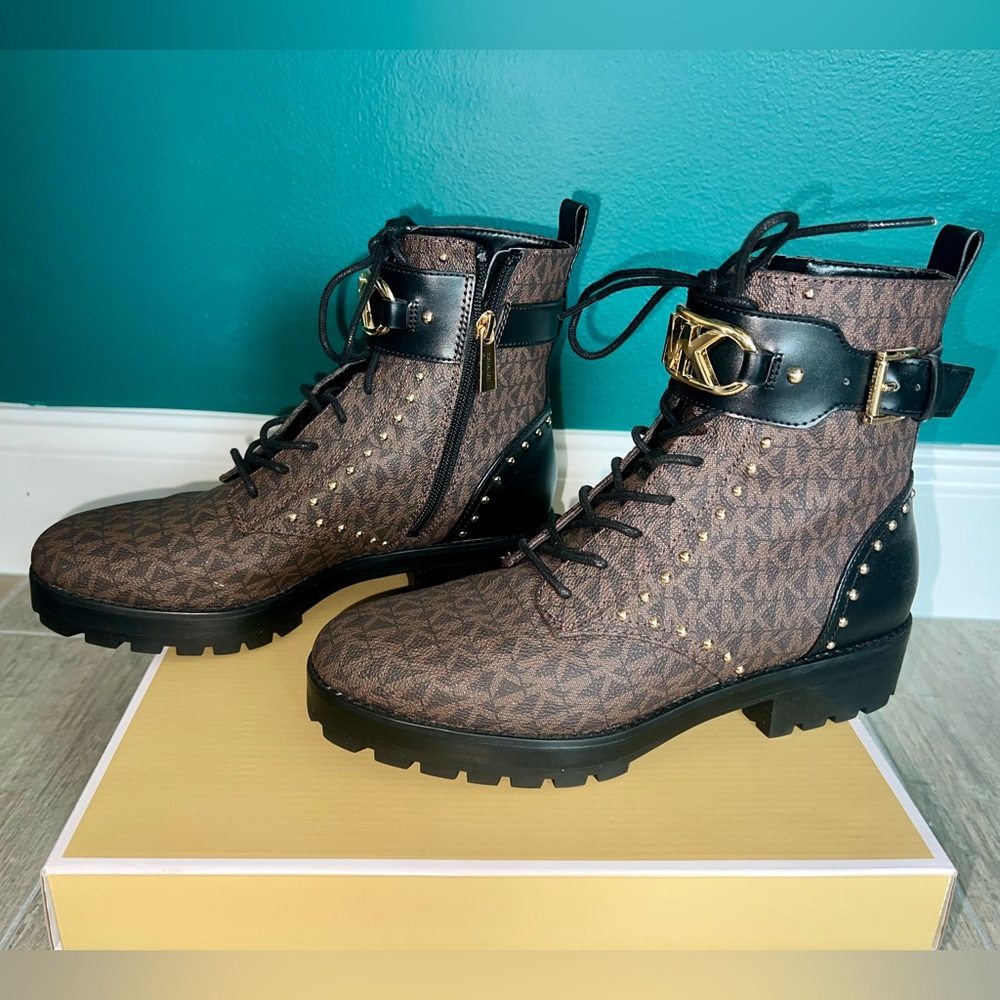 MICHAEL KORS Kincaid Lace-Up Boots In Brown Coated Canvas. Size 8.5